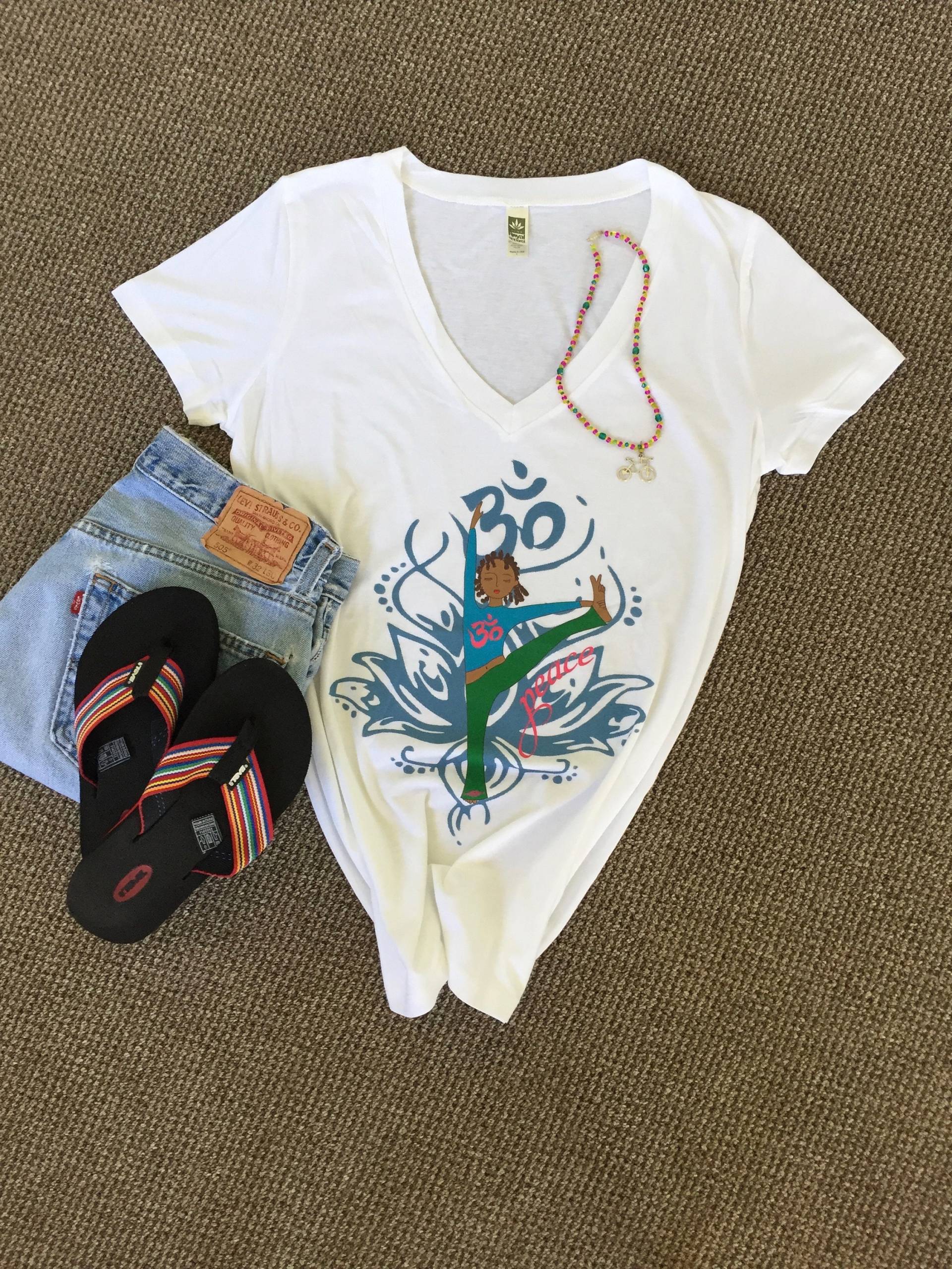 Yoga Peace © T-Shirt Mit V-Ausschnitt von Juneberrymoon