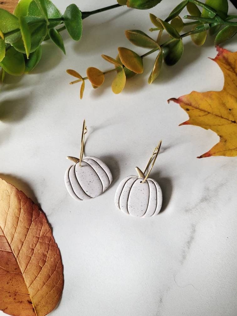 Gesprenkelte Weiße Kürbis Hoop Ohrringe, Kürbisse, Ohrringe Aus Polymer-Ton, Herbst Thanksgiving, Handgemacht Gesprenkelte Weiße Kürbis Hoop Ohrringe, Kürbisse, Ohrringe Aus Polymer-Ton, Herbst Thanksgiving, Handgemacht von JunestoneMarket