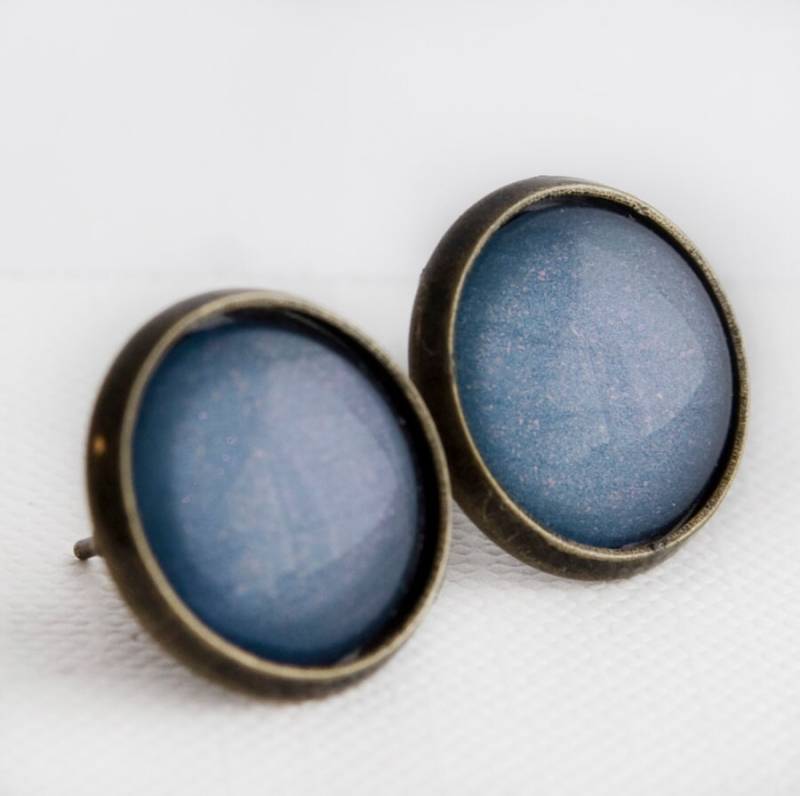 Immergrün Pelikan Ohrstecker in Antike Bronze, Dusty Blau Ohrstecker, Kornblumen Blau, Schmuck, Fee Ohrringe, Verzaubert Immergrün Pelikan Ohrstecker in Antike Bronze, Dusty Blau Ohrstecker, Kornblumen Blau, Schmuck, Fee Ohrringe, Verzaubert von JunestoneMarket