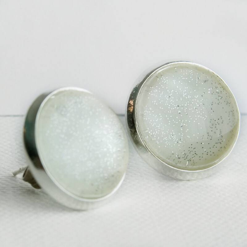 Schneekugel Ohrstecker in Silber, Glitzernde Schneewittchen Und Silber Ohrstecker, Winter Handgemachte Ohrringe von JunestoneMarket