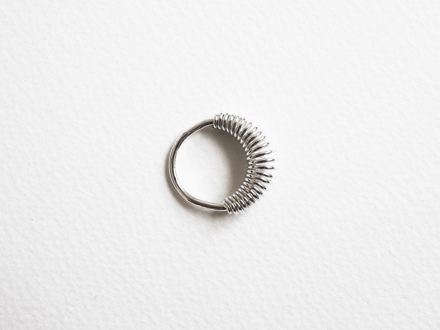 Handgefertigter Sterling Silber Cocoon Ring Moderner Statement Drahtring Handgefertigter Sterling Silber Cocoon Ring Moderner Statement Drahtring von JungSunJewellery
