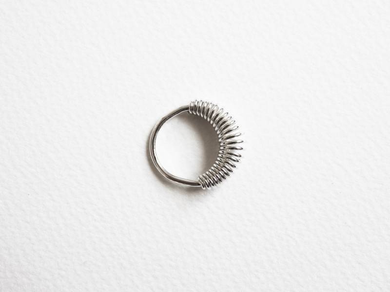 Handgefertigter Sterling Silber Cocoon Ring Moderner Statement Drahtring Handgefertigter Sterling Silber Cocoon Ring Moderner Statement Drahtring von JungSunJewellery