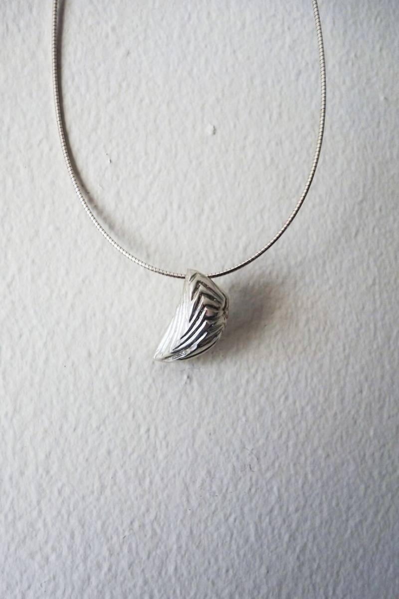 Handgefertigte Sterling Silber Halskette Moderne Kunst Handgefertigte Sterling Silber Halskette Moderne Kunst von JungSunJewellery