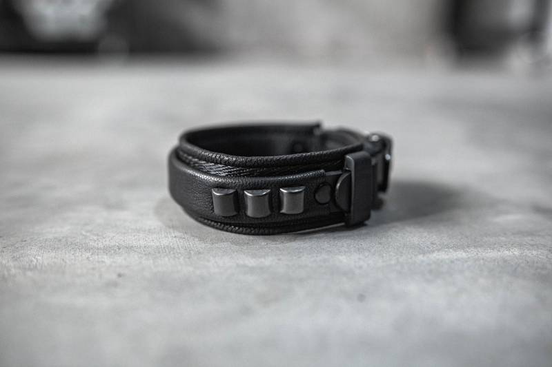 Minimal Slope Style Schwarze Leder Armband Manschette Mit Snowboard Bindung Verschluss von JungleTribe