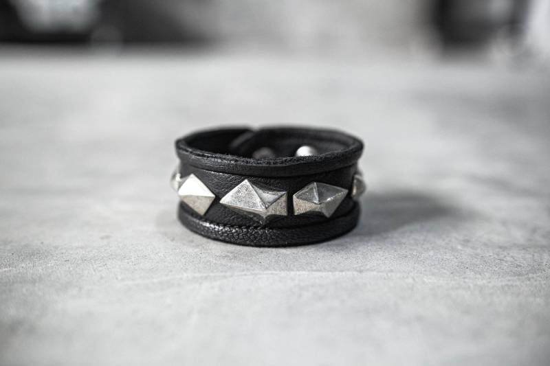 Silber Dimension Schwarz Leder Armband Manschette Unisex Herren Und Damen von JungleTribe