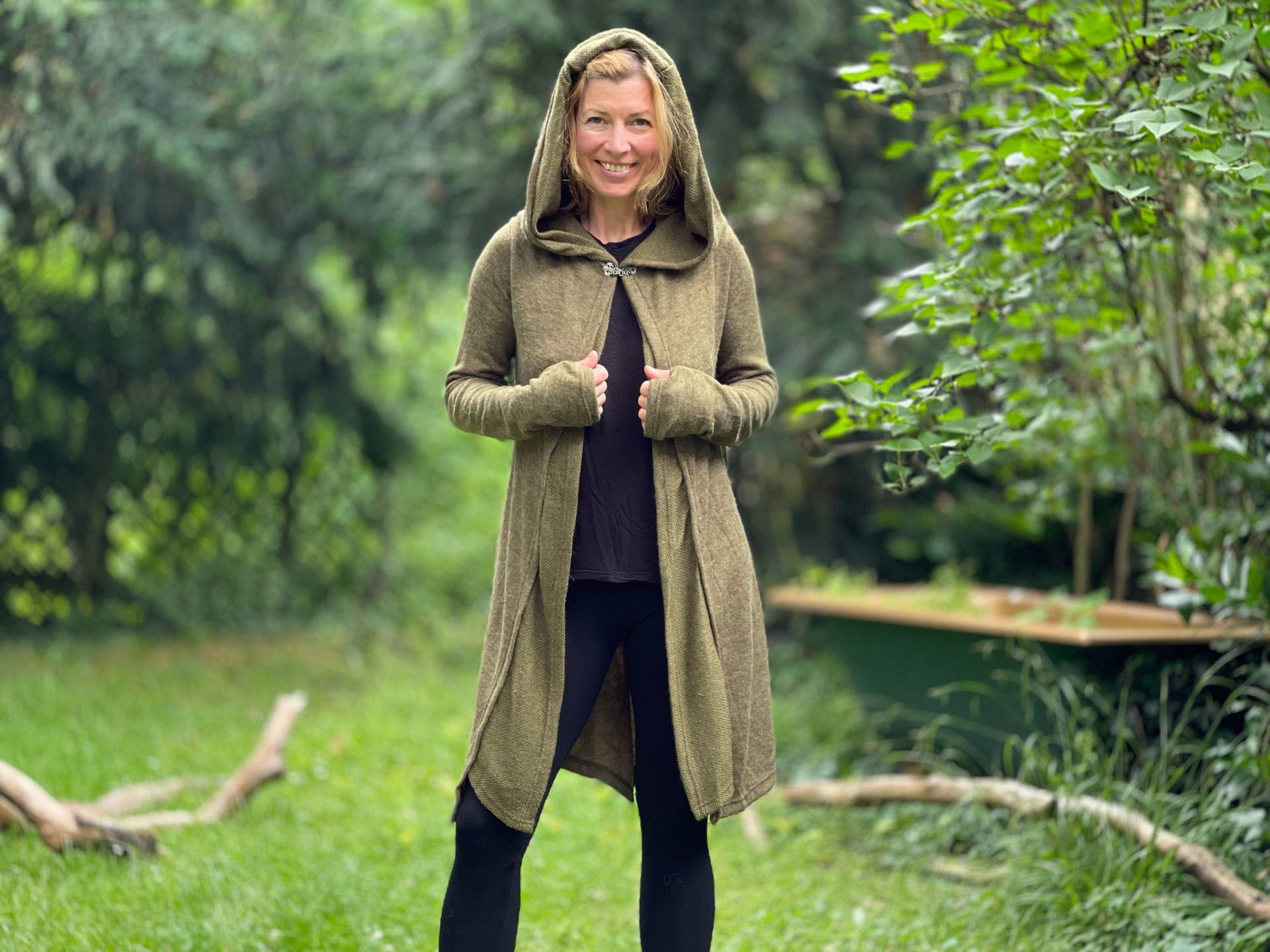 Lange Strickjacke Mit Großer Kapuze ~ Feenumhang Zweilagig Elfe Festival Boho Cardigan Kapuzencape Daumenlöcher Naturgrün Lange Strickjacke Mit Großer Kapuze ~ Feenumhang Zweilagig Elfe Festival Boho Cardigan Kapuzencape Daumenlöcher Naturgrün von JungleTripWear
