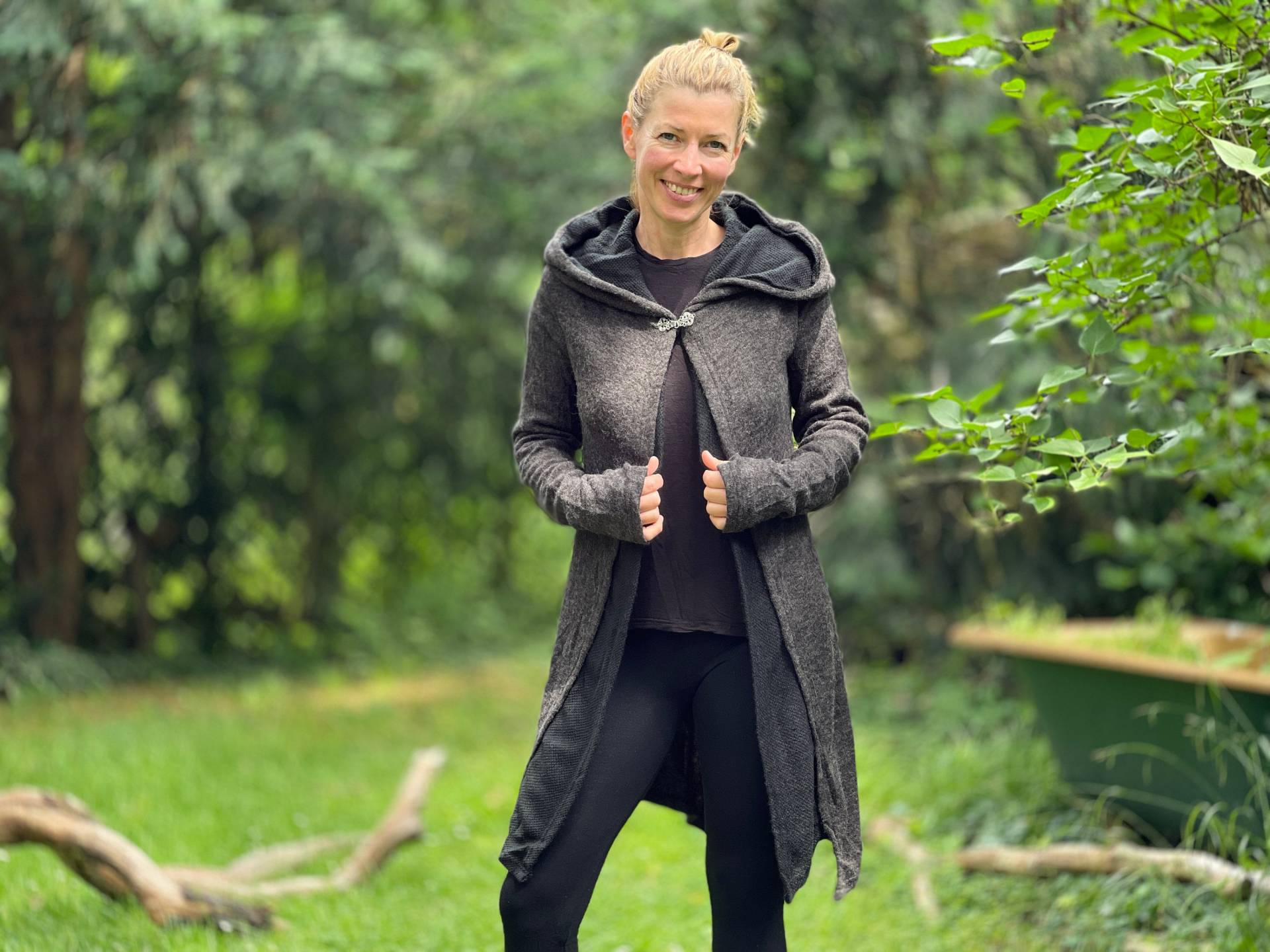 Lange Strickjacke Mit Großer Kapuze ~ Feenumhang Zweilagig Elfe Festival Boho Cardigan Kapuzencape Daumenlöcher Schwarz/Dunkelgrau Lange Strickjacke Mit Großer Kapuze ~ Feenumhang Zweilagig Elfe Festival Boho Cardigan Kapuzencape Daumenlöcher Schwarz/Dunkelgrau von JungleTripWear