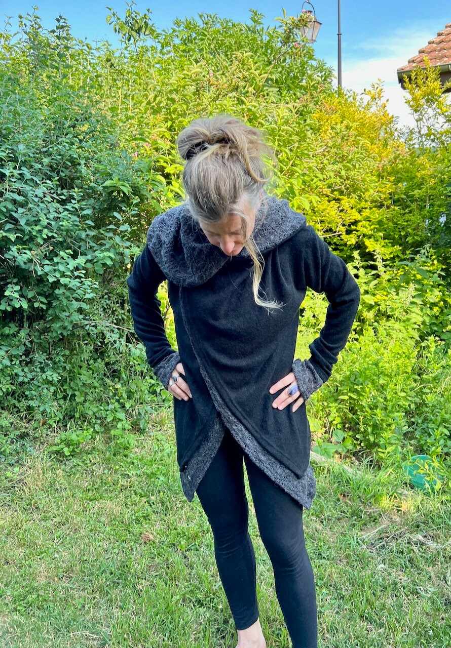 Strickjacke ~ Wickeljacke Mittellange Jacke Mit Großer Kapuze Und Daumenlöchern Zwei Lagen Verschiedener Stoffe Schwarze Dunkelgraue Netze Strickjacke ~ Wickeljacke Mittellange Jacke Mit Großer Kapuze Und Daumenlöchern Zwei Lagen Verschiedener Stoffe Schwarze Dunkelgraue Netze von JungleTripWear