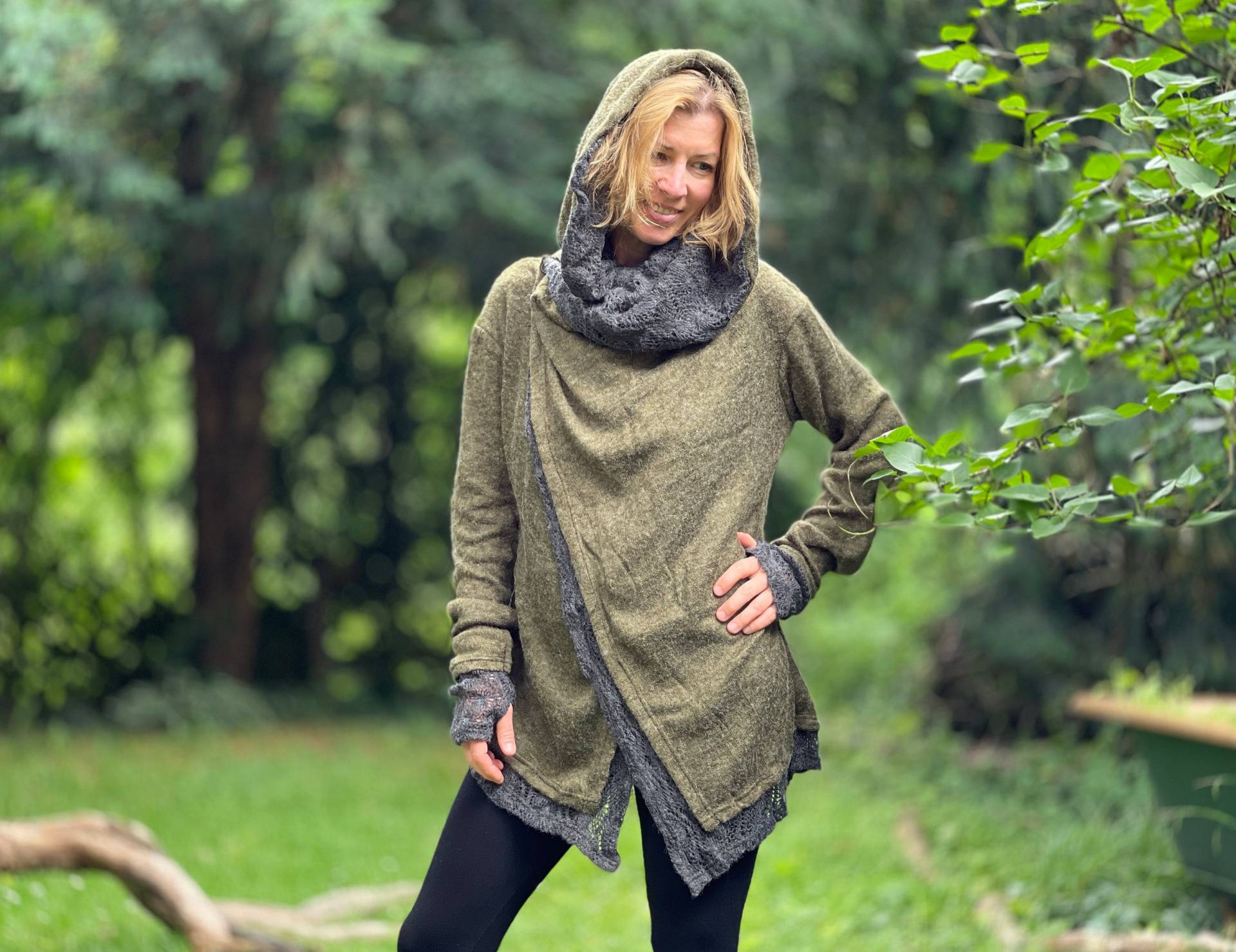 Wickeljacke ~ Mittellange Jacke Mit Großer Kapuze Und Daumenlöchern Strickjacke Zwei Lagen Aus Verschiedenen Materialien Grün Dunkelgrau Wickeljacke ~ Mittellange Jacke Mit Großer Kapuze Und Daumenlöchern Strickjacke Zwei Lagen Aus Verschiedenen Materialien Grün Dunkelgrau von JungleTripWear