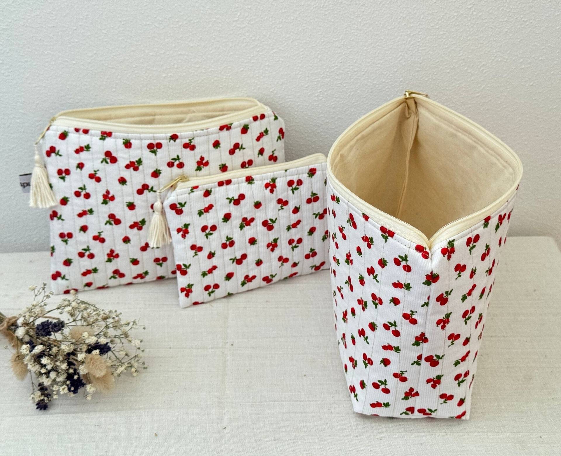Gesteppter Kosmetikbeutel Mit Beerenmuster, Goldenem Zipper Und Quaste, Handgefertigt von JungspundChalkbags