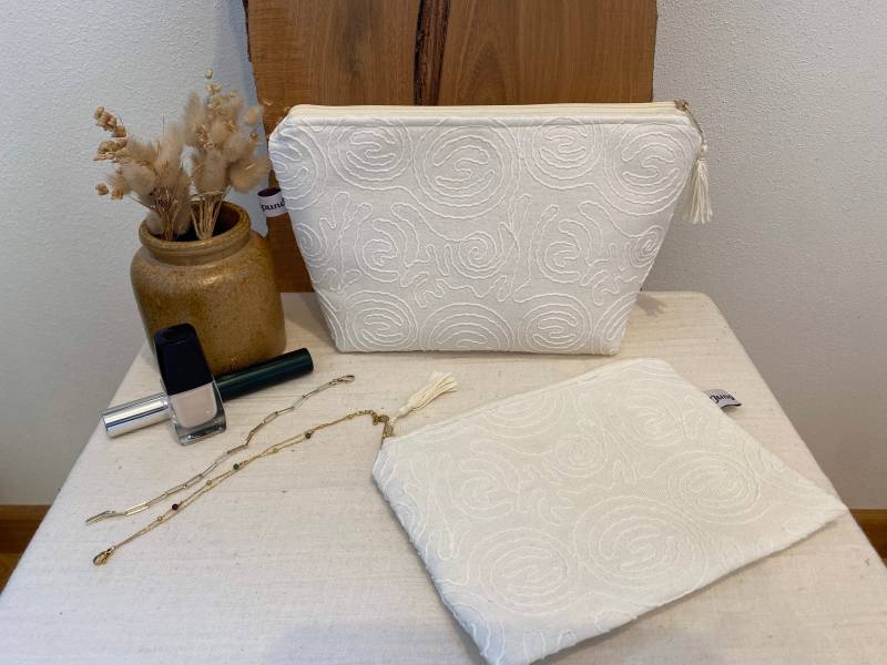 Handgenähter Kosmetikbeutel Bestickter Leinenstoff Creme Mit Goldenem Zipper Und Quaste von JungspundChalkbags