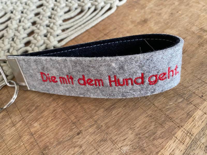 Schlüsselanhänger - Die/Der Mit Dem Hund Geht Aus Wollfilz, Schlüsselband Bestickt Namen, Hundehalter, Hundefreund von JuniEngel
