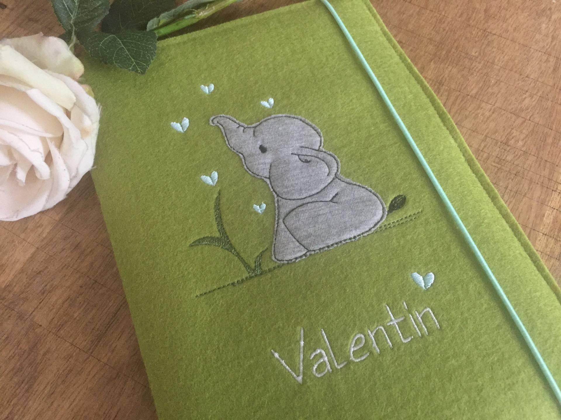 U Heft-Hülle Aus Wollfilz - Elefant, Herz, U-Hefthülle Mit Namen, Filzhülle Untersuchungsheft, 100% Wollfilz, Lindgrün U Heft-Hülle Aus Wollfilz - Elefant, Herz, U-Hefthülle Mit Namen, Filzhülle Untersuchungsheft, 100% Wollfilz, Lindgrün von JuniEngel