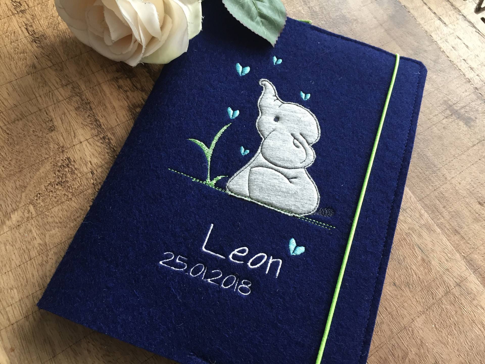 U Heft-Hülle Aus Wollfilz - Elefant, Herz, U-Hefthülle Mit Namen, Filzhülle Untersuchungsheft, 100% U Heft-Hülle Aus Wollfilz - Elefant, Herz, U-Hefthülle Mit Namen, Filzhülle Untersuchungsheft, 100% von JuniEngel
