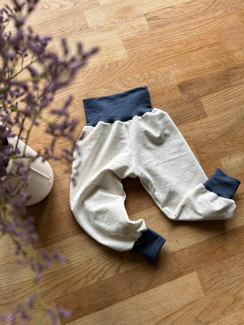 Pumphose Weiß Mit Bunten Punkten Bequemen Bündchen Baby/Kind, Hose Aus Weichem Jersey von Junikindnaeht