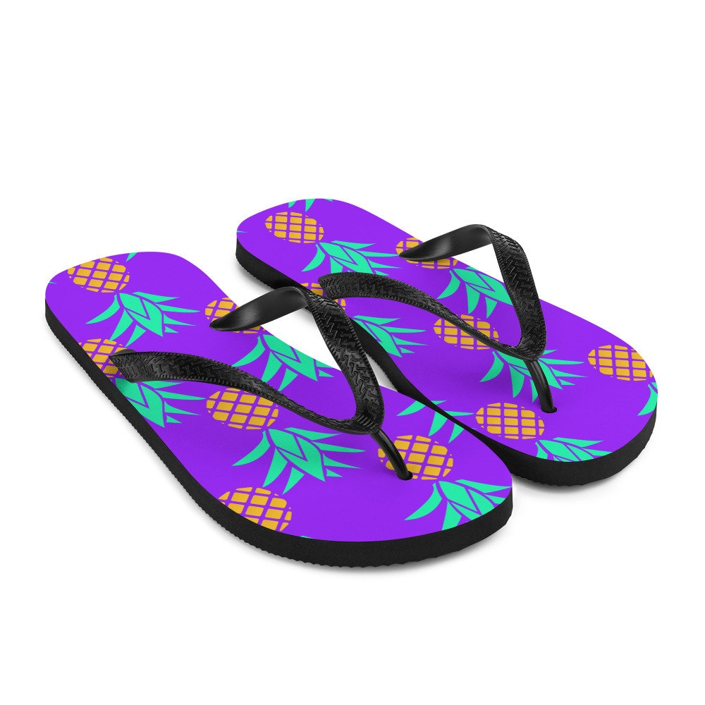 Ananas Lover Purple Summer Beach Flip-Flops, Pod Ananas Lover Purple Summer Beach Flip-Flops, Pod von JuniperAvenueStore