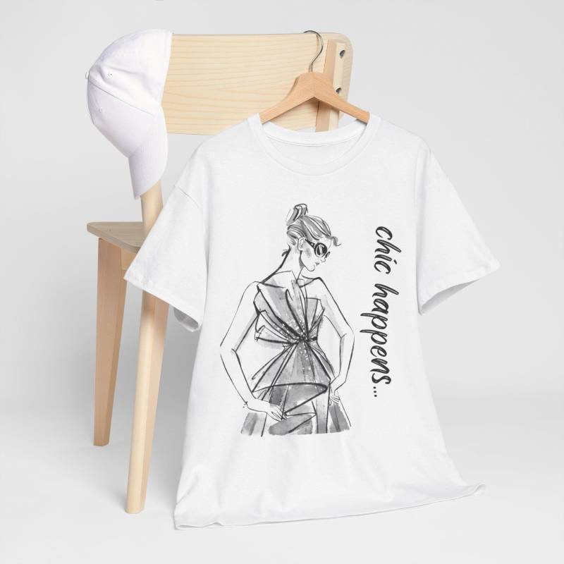Chic Happens Unisex T-Shirt, Elegantes Modedruck Shirt, Schwarz Und Weiß, Geschenk Für Fashionistas, Trendiges Grafik Mode Zitate Shirt Chic Happens Unisex T-Shirt, Elegantes Modedruck Shirt, Schwarz Und Weiß, Geschenk Für Fashionistas, Trendiges Grafik Mode Zitate Shirt von JuniperMoss