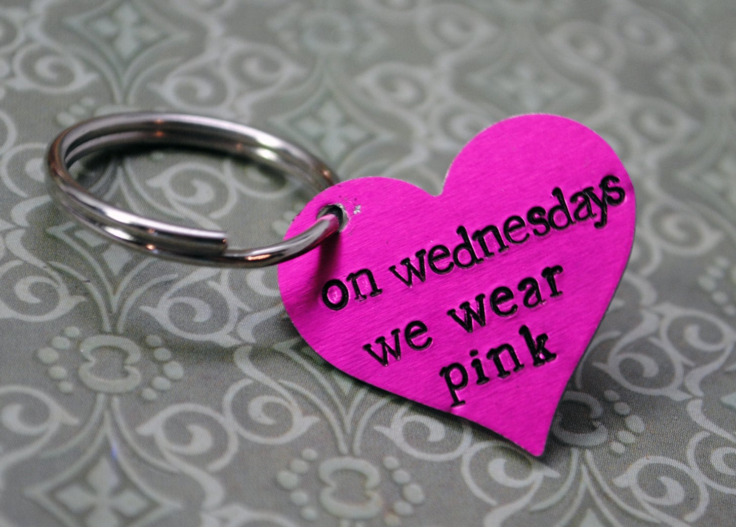 Am Mittwoch Tragen Wir Pink. Handgestempelter Eloxierter Aluminium Schlüsselanhänger Am Mittwoch Tragen Wir Pink. Handgestempelter Eloxierter Aluminium Schlüsselanhänger von JuniperRoadJewelry