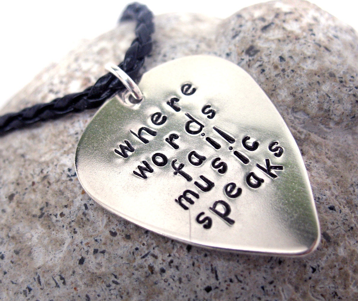 Benutzerdefinierte Handgestempelt Sterling Silber Plektrum Anhänger Am Lederband Oder Schlüsselanhänger, Geschenke Für Papa, Mama Benutzerdefinierte Handgestempelt Sterling Silber Plektrum Anhänger Am Lederband Oder Schlüsselanhänger, Geschenke Für Papa, Mama von JuniperRoadJewelry