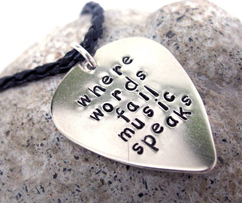 Benutzerdefinierte Handgestempelt Sterling Silber Plektrum Anhänger Am Lederband Oder Schlüsselanhänger, Geschenke Für Papa, Mama von JuniperRoadJewelry