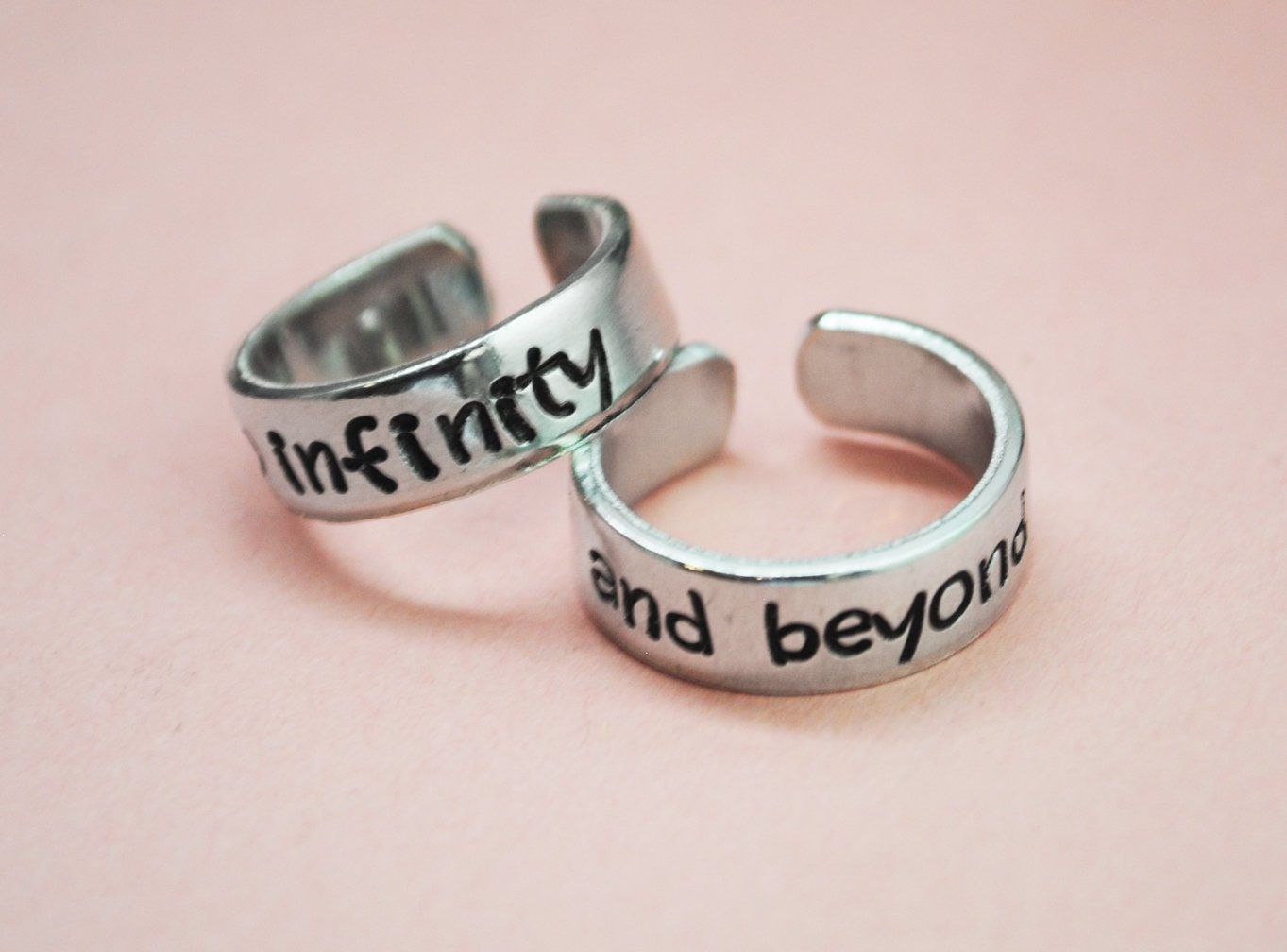 Bis Ins Unendliche Und Darüber Hinaus - Gestempelt Matched-Pair Von Hand Ringe Anpassbare Reines Aluminium Verstellbaren Bändern Toy Story Inspiriert Bis Ins Unendliche Und Darüber Hinaus - Gestempelt Matched-Pair Von Hand Ringe Anpassbare Reines Aluminium Verstellbaren Bändern Toy Story Inspiriert von JuniperRoadJewelry