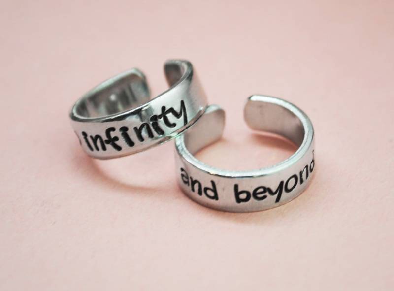 Bis Ins Unendliche Und Darüber Hinaus - Gestempelt Matched-Pair Von Hand Ringe Anpassbare Reines Aluminium Verstellbaren Bändern Toy Story Inspiriert Bis Ins Unendliche Und Darüber Hinaus - Gestempelt Matched-Pair Von Hand Ringe Anpassbare Reines Aluminium Verstellbaren Bändern Toy Story Inspiriert von JuniperRoadJewelry