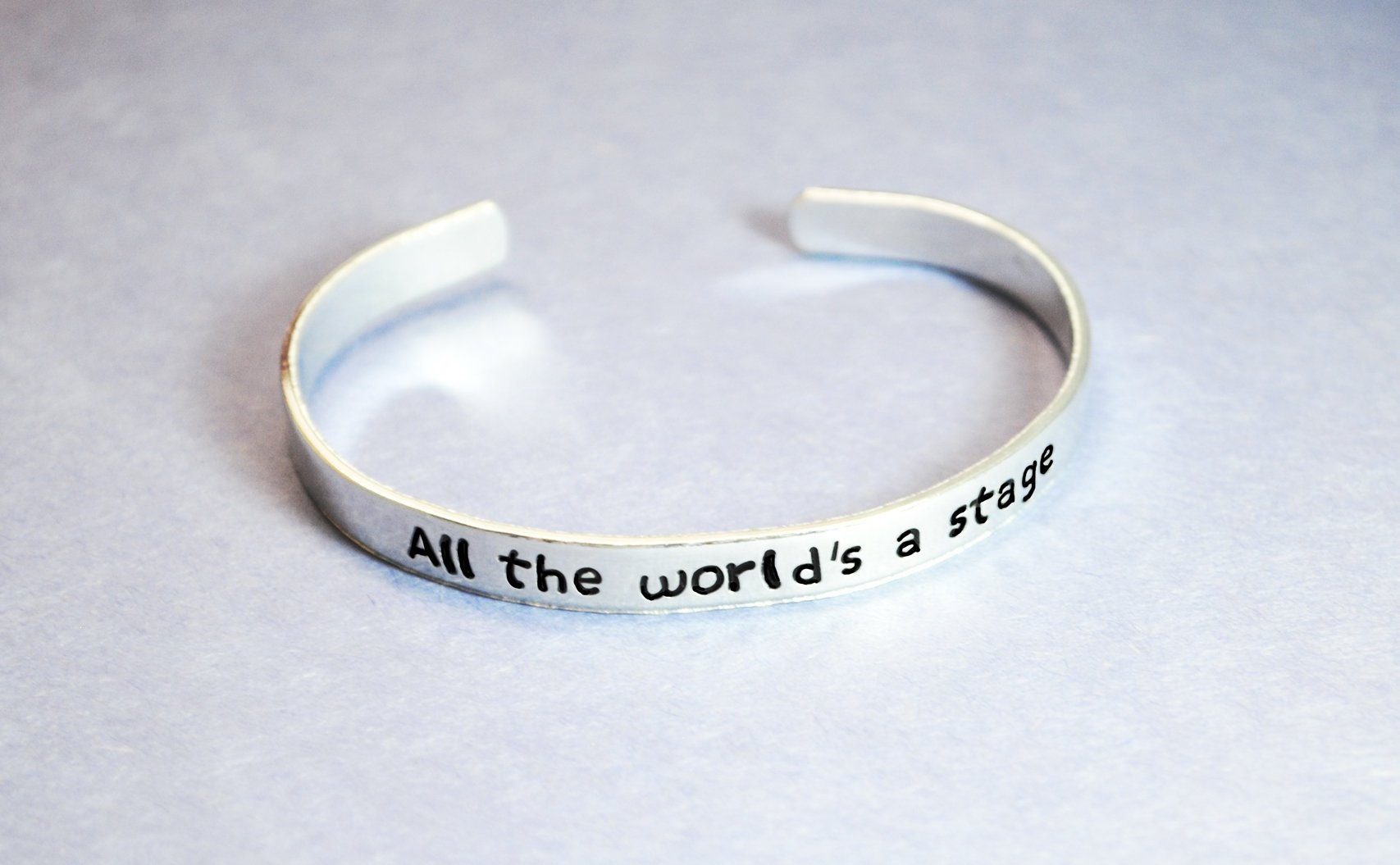 Die Bühne Der Ganzen Welt - Hand Gestempelt Manschette Shakespeare Armband. in Ihrer Wahl Des Metalls. Individualisierbar Von Juniper Road Die Bühne Der Ganzen Welt - Hand Gestempelt Manschette Shakespeare Armband. in Ihrer Wahl Des Metalls. Individualisierbar Von Juniper Road von JuniperRoadJewelry
