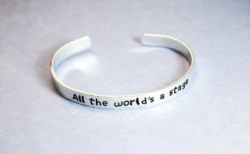 Die Bühne Der Ganzen Welt - Hand Gestempelt Manschette Shakespeare Armband. in Ihrer Wahl Des Metalls. Individualisierbar Von Juniper Road Die Bühne Der Ganzen Welt - Hand Gestempelt Manschette Shakespeare Armband. in Ihrer Wahl Des Metalls. Individualisierbar Von Juniper Road von JuniperRoadJewelry
