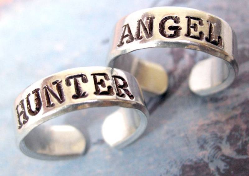 Engel Und Jäger - Passendes Paar Handgestempelte Ringe Supernatural Inspiriert, Anpassbar Von Juniper Road, Verstellbare Bänder Aus Reinem Aluminium Engel Und Jäger - Passendes Paar Handgestempelte Ringe Supernatural Inspiriert, Anpassbar Von Juniper Road, Verstellbare Bänder Aus Reinem Aluminium von JuniperRoadJewelry