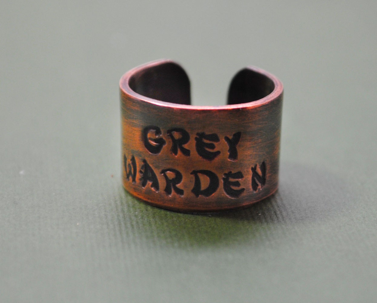 Graue Warden - Antik Kupfer 1/2" Breit Ring Dragon Age Inspiriert Von Hand Gestempelt Schmuck Juniper Straße Graue Warden - Antik Kupfer 1/2" Breit Ring Dragon Age Inspiriert Von Hand Gestempelt Schmuck Juniper Straße von JuniperRoadJewelry