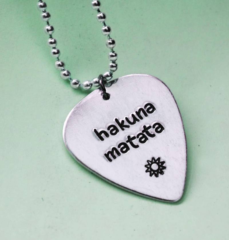 Hakuna Matata - Aluminium-Plektrum Auf Silber Kugelkette, Hand Gestempelt, Individualisierbar von JuniperRoadJewelry