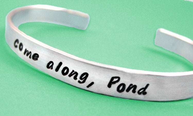 Handgestempeltes Individuelles Armband. in Ihrer Wahl Aus Metall. Individualisierbar Durch Juniper Road, Aluminium, Kupfer, Messing, Sterling Silber Handgestempeltes Individuelles Armband. in Ihrer Wahl Aus Metall. Individualisierbar Durch Juniper Road, Aluminium, Kupfer, Messing, Sterling Silber von JuniperRoadJewelry