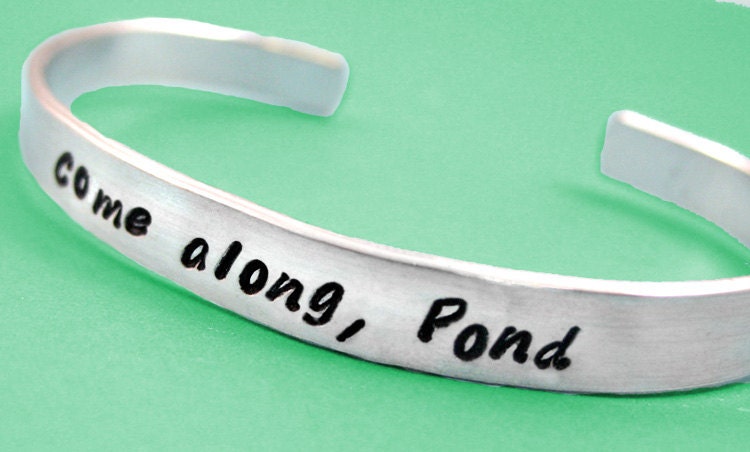 Handgestempeltes Individuelles Armband. in Ihrer Wahl Aus Metall. Individualisierbar Durch Juniper Road, Aluminium, Kupfer, Messing, Sterling Silber von JuniperRoadJewelry