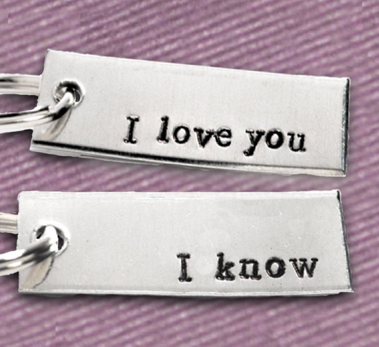 Ich Liebe Dich - Ich Weiß. Hand Gestempelt Kleine Aluminium Schlüsselanhänger. Sein Und Ihrs. Süße Größe, Abgestimmtes Paar, Geschenk Zum Ich Liebe Dich - Ich Weiß. Hand Gestempelt Kleine Aluminium Schlüsselanhänger. Sein Und Ihrs. Süße Größe, Abgestimmtes Paar, Geschenk Zum von JuniperRoadJewelry