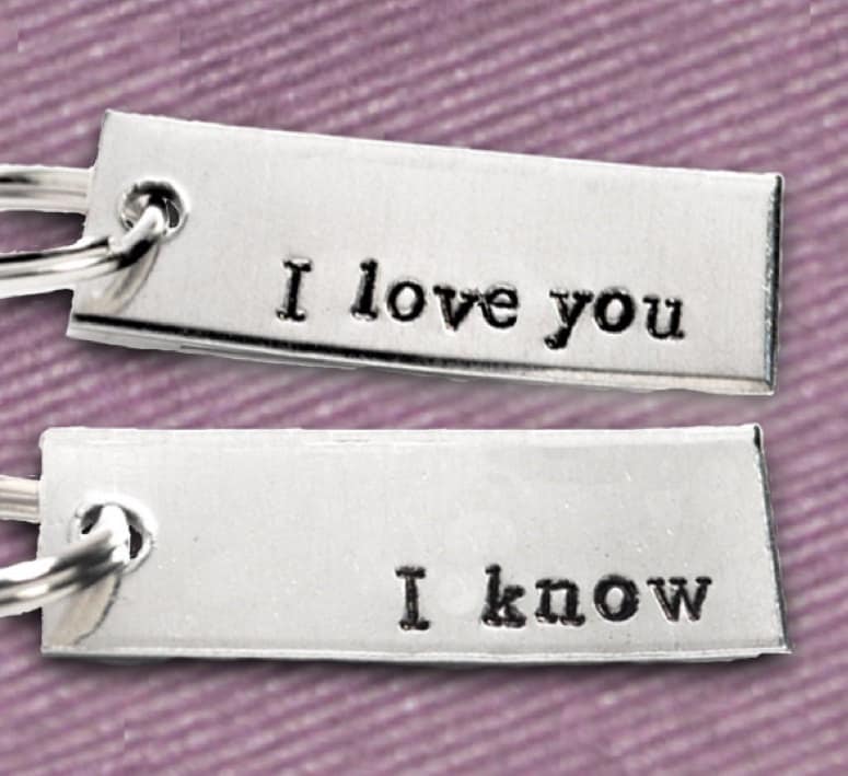 Ich Liebe Dich - Ich Weiß. Hand Gestempelt Kleine Aluminium Schlüsselanhänger. Sein Und Ihrs. Süße Größe, Abgestimmtes Paar, Geschenk Zum Ich Liebe Dich - Ich Weiß. Hand Gestempelt Kleine Aluminium Schlüsselanhänger. Sein Und Ihrs. Süße Größe, Abgestimmtes Paar, Geschenk Zum von JuniperRoadJewelry