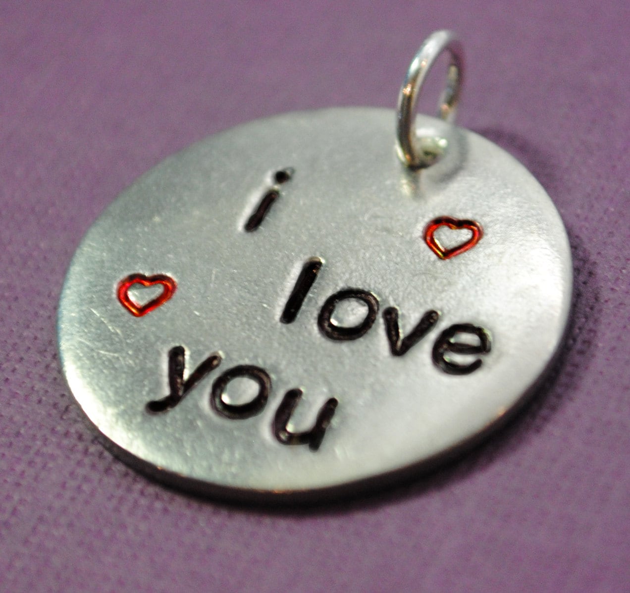 Ich Liebe Dich. Handstamped Zinn-Pebble-Anhänger, Mit Kleinen Herzen. Anpassbare Gestempelt Anhänger Ich Liebe Dich. Handstamped Zinn-Pebble-Anhänger, Mit Kleinen Herzen. Anpassbare Gestempelt Anhänger von JuniperRoadJewelry