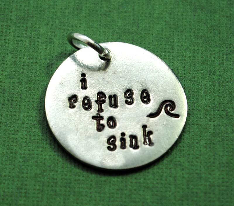Ich Weigere Mich, Waschbecken. Handstamped Zinn-Pebble-Anhänger, Mit Wellen-stempel. Anpassbare Gestempelt Anhänger Ich Weigere Mich, Waschbecken. Handstamped Zinn-Pebble-Anhänger, Mit Wellen-stempel. Anpassbare Gestempelt Anhänger von JuniperRoadJewelry