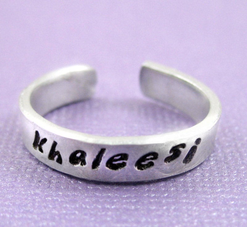 Khaleesi. Spiel Der Throne Inspiriert, Dünn Handstamped Ring. Anpassbare, Verstellbarer Gestempelt Ring in Ihrer Wahl Aus Metall Khaleesi. Spiel Der Throne Inspiriert, Dünn Handstamped Ring. Anpassbare, Verstellbarer Gestempelt Ring in Ihrer Wahl Aus Metall von JuniperRoadJewelry