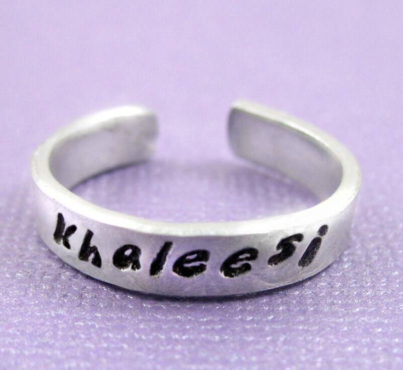 Khaleesi. Spiel Der Throne Inspiriert, Dünn Handstamped Ring. Anpassbare, Verstellbarer Gestempelt Ring in Ihrer Wahl Aus Metall Khaleesi. Spiel Der Throne Inspiriert, Dünn Handstamped Ring. Anpassbare, Verstellbarer Gestempelt Ring in Ihrer Wahl Aus Metall von JuniperRoadJewelry