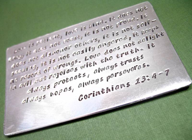Liebe Ist Geduldig, Gütig - Korinther 13 4-7. Handgestempelte Brieftaschenkarte Brieftascheneinsatz Passend Für Standard-Kartensteckplätze von JuniperRoadJewelry