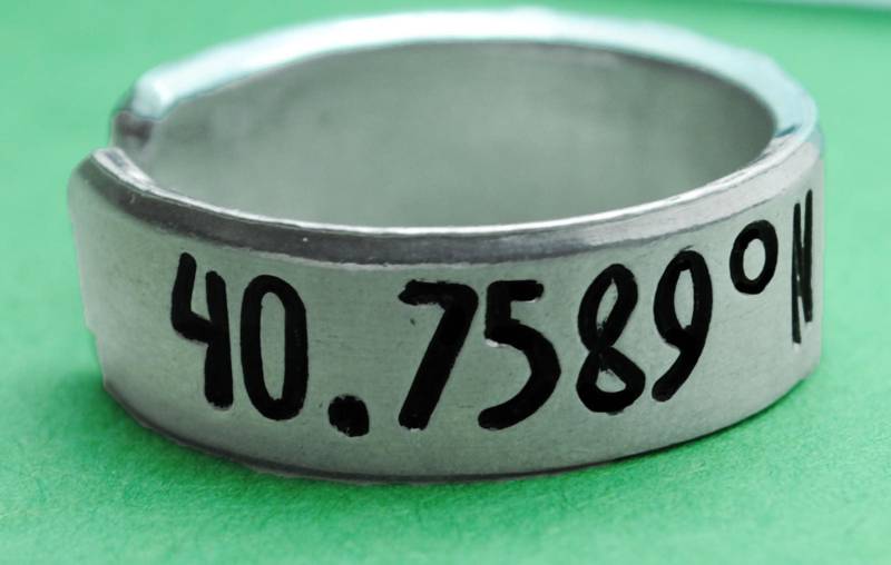 Mal Platz Coodinates Ring - Handstamped Aluminium Verstellbarer Mal Platz Coodinates Ring - Handstamped Aluminium Verstellbarer von JuniperRoadJewelry