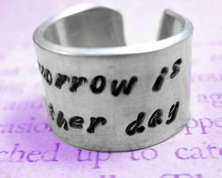 Morgen Ist Ein Anderer Tag. Handgestempelt Breiten Ring. Anpassbare, Verstellbarer Ring in Ihrer Wahl Aus Metall Morgen Ist Ein Anderer Tag. Handgestempelt Breiten Ring. Anpassbare, Verstellbarer Ring in Ihrer Wahl Aus Metall von JuniperRoadJewelry