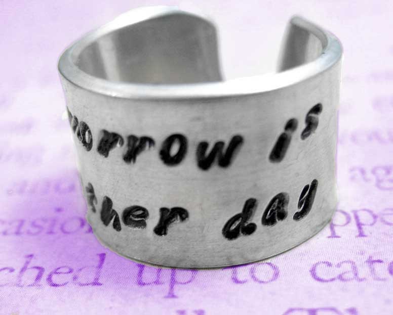 Morgen Ist Ein Anderer Tag. Handgestempelt Breiten Ring. Anpassbare, Verstellbarer Ring in Ihrer Wahl Aus Metall Morgen Ist Ein Anderer Tag. Handgestempelt Breiten Ring. Anpassbare, Verstellbarer Ring in Ihrer Wahl Aus Metall von JuniperRoadJewelry