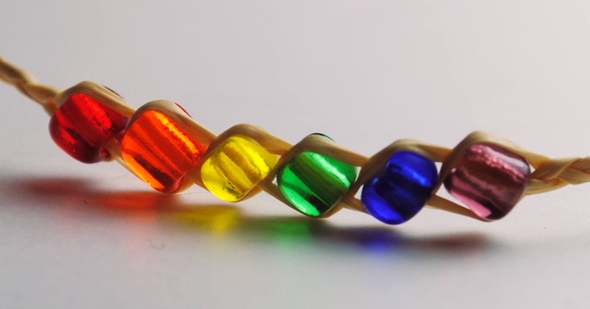 Regenbogen Wunsch Armband - Geflochtenes Hanf Schnur Regenbogen Wunsch Armband - Geflochtenes Hanf Schnur von JuniperRoadJewelry