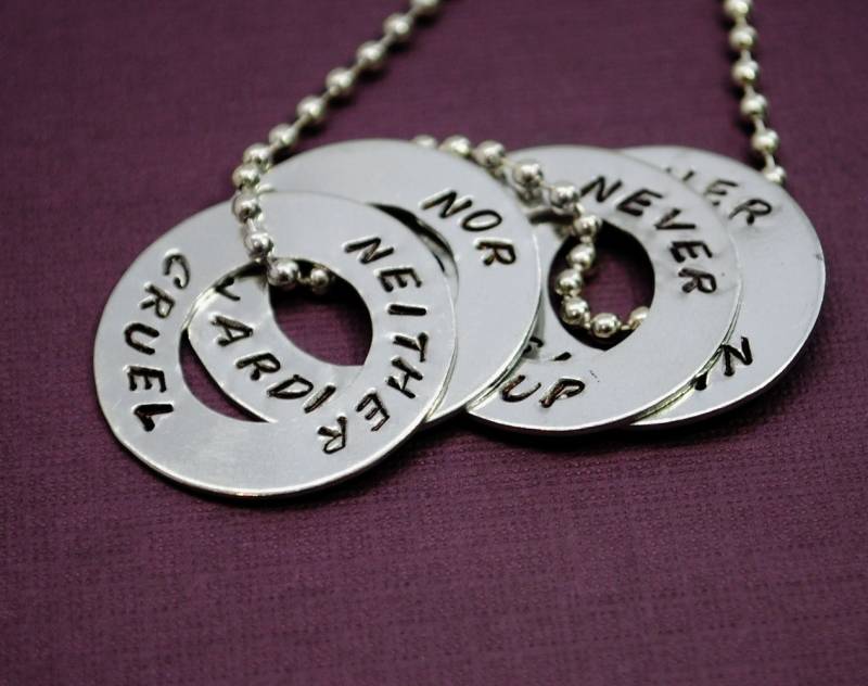 Weder Grausam Noch Feige Aufgeben Nie Geben in - Hand Gestempelt Aluminium-Scheibe-Halskette Weder Grausam Noch Feige Aufgeben Nie Geben in - Hand Gestempelt Aluminium-Scheibe-Halskette von JuniperRoadJewelry