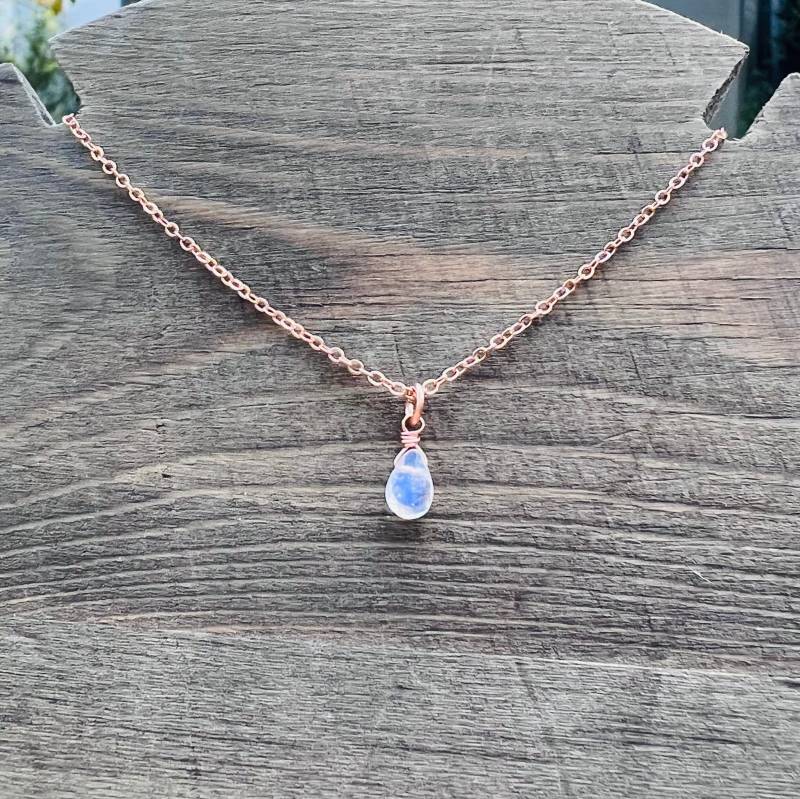 Winzig Regenbogen Mondstein Tropfen Halskette von JuniperStoneDesigns