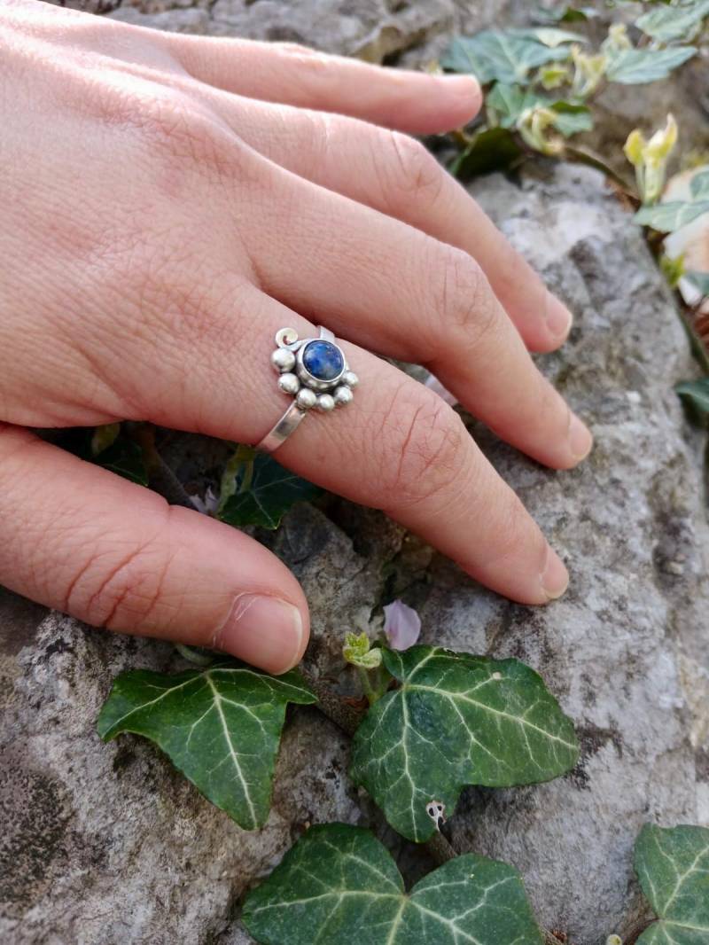 Dainty Silver Ring Boho Blue Stone Moon Shape Dainty Silver Ring Boho Blue Stone Moon Shape von JunipersTreasury