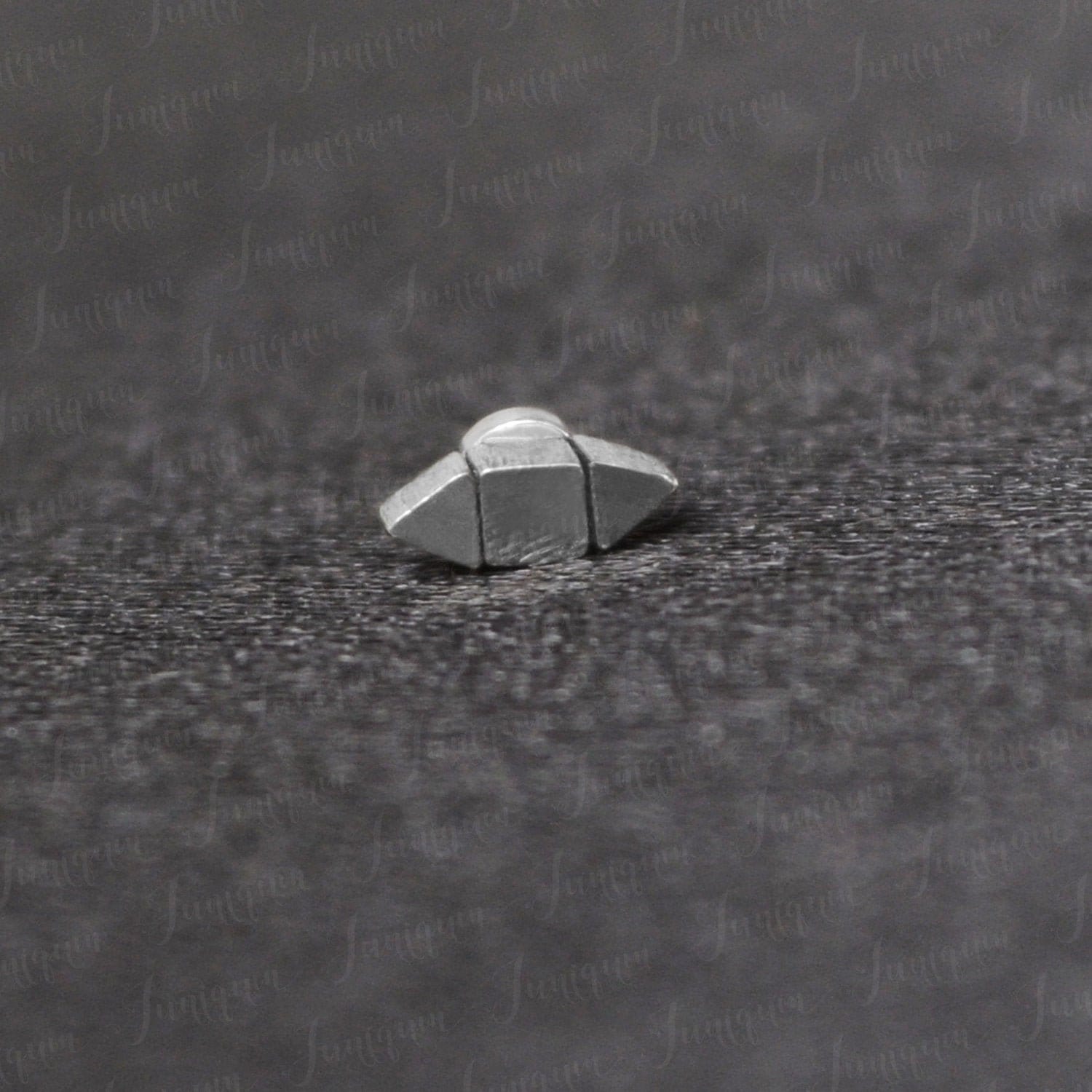 Dermal Top Aus Chirurgenstahl. Dermaler Schmuck. Ein Dermal-Piercing. Anchor Top. Körper-Piercing von Juniqum