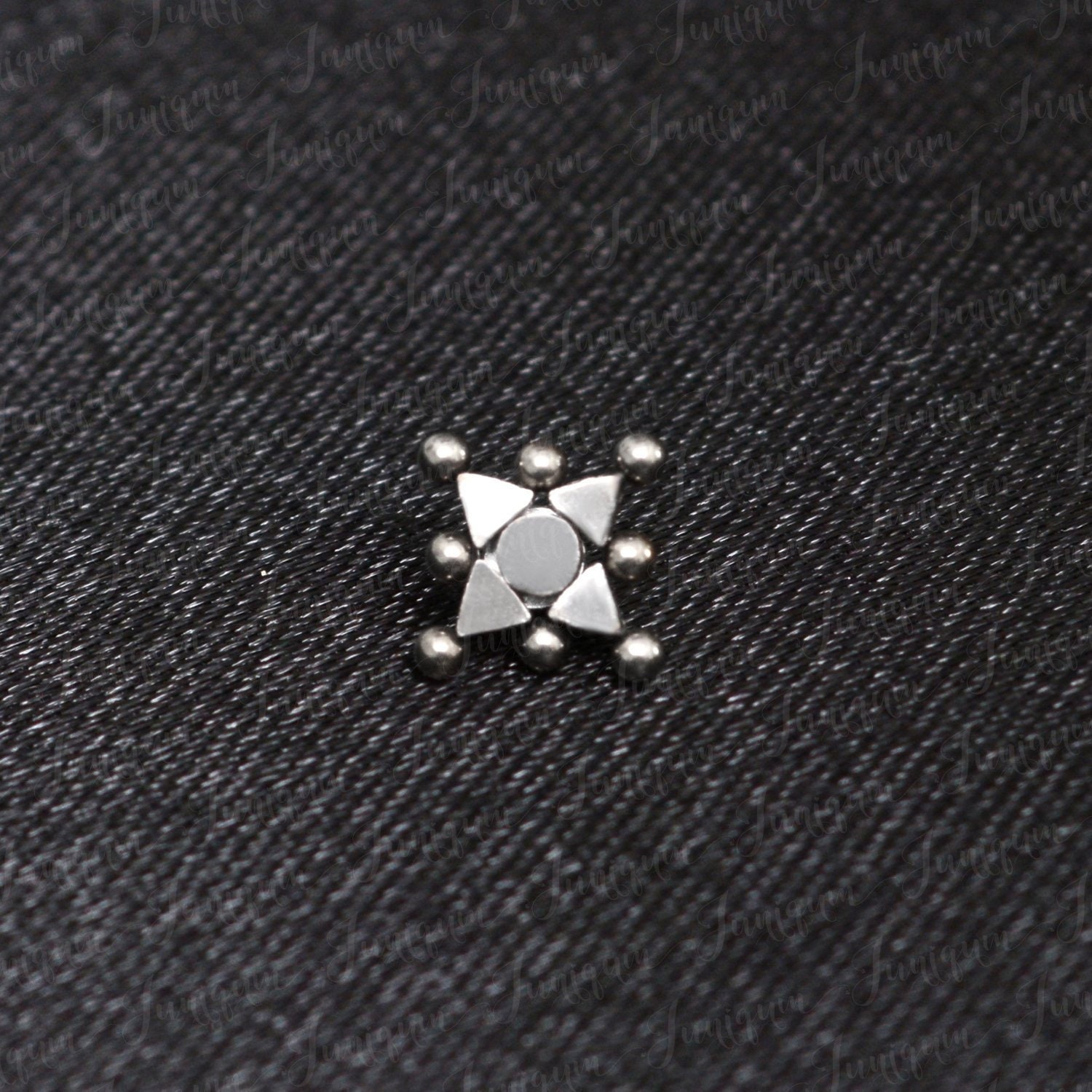 Dermal Top Aus Chirurgenstahl. Dermaler Schmuck. Ein Dermal-Piercing. Anker Top. Körperpiercing von Juniqum