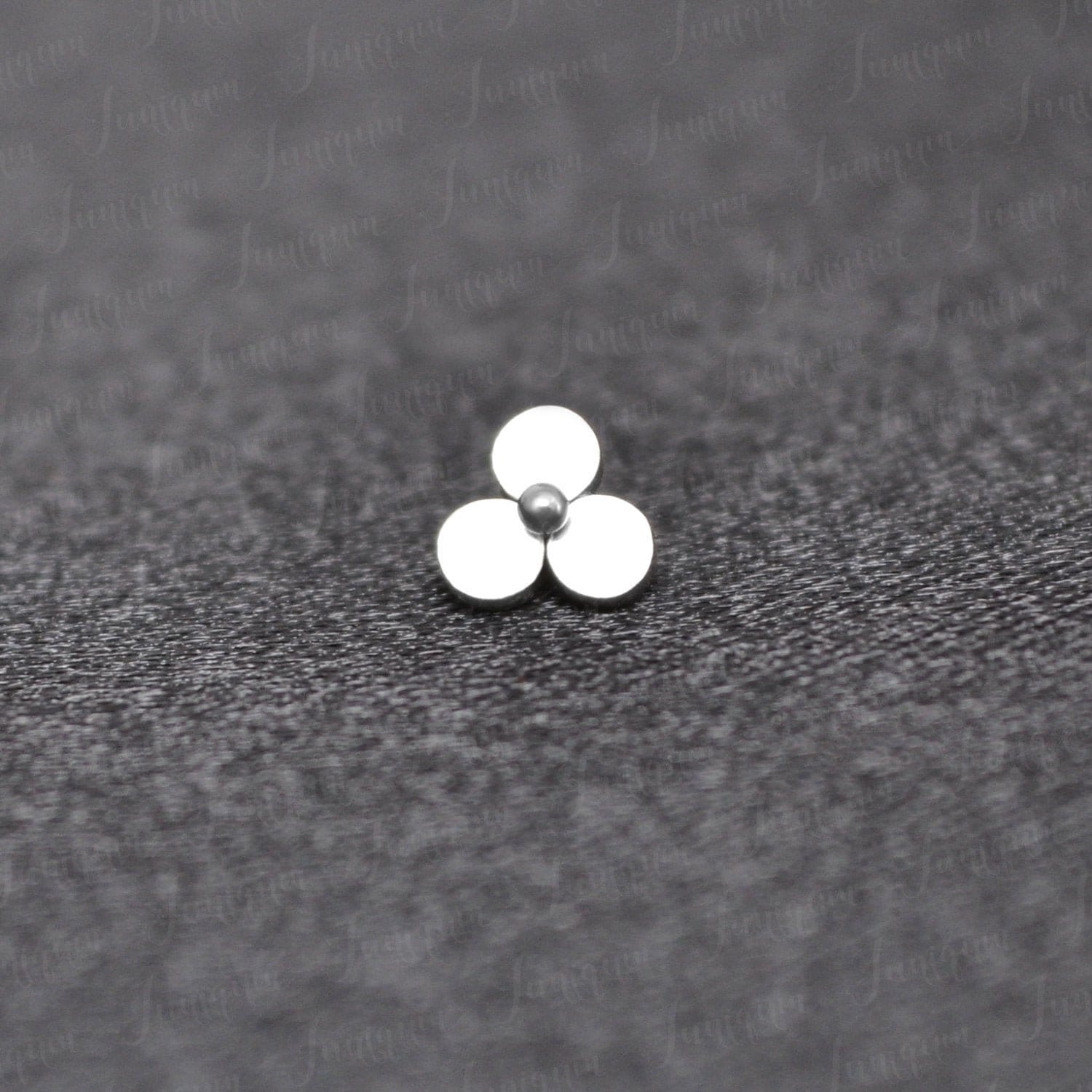 Dermal Top. Ein Dermal-Piercing. Piercings Aus Chirurgenstahl. Körper-Piercing. Körperschmuck von Juniqum